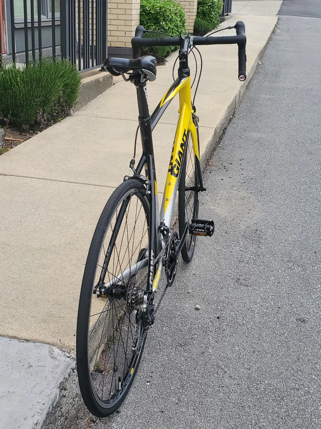 Refurbished 2009 Giant Defy 1 Road Bike image indicator(3)