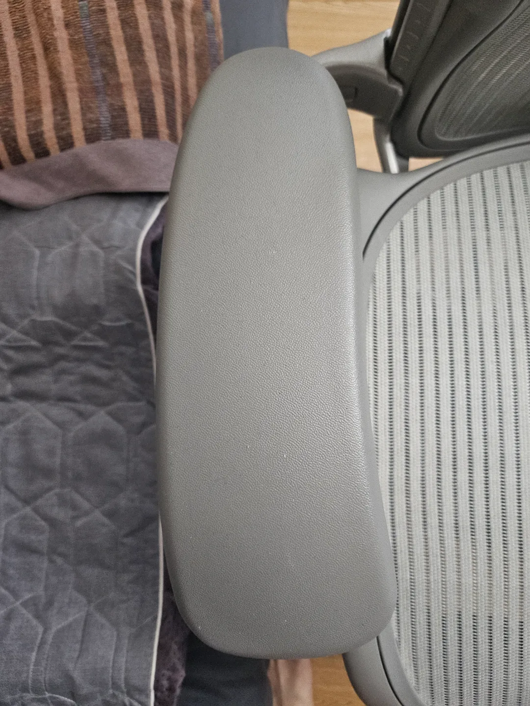 Herman Miller Aeron Chair - Graphite, size B image indicator(4)