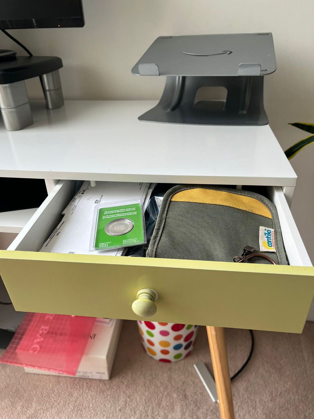 White and Green Desk with Wooden Legs - photo 2