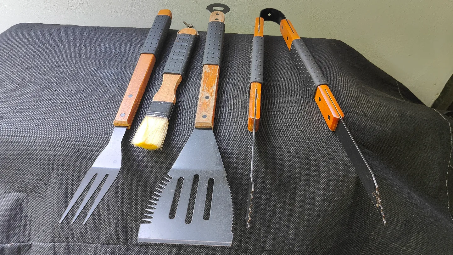 4-Burner Propane BBQ Grill with Tool Set image indicator(3)