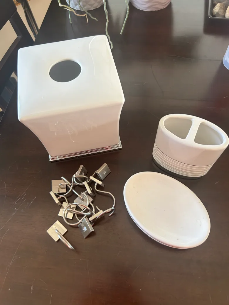 White Bathroom Set image indicator(2)