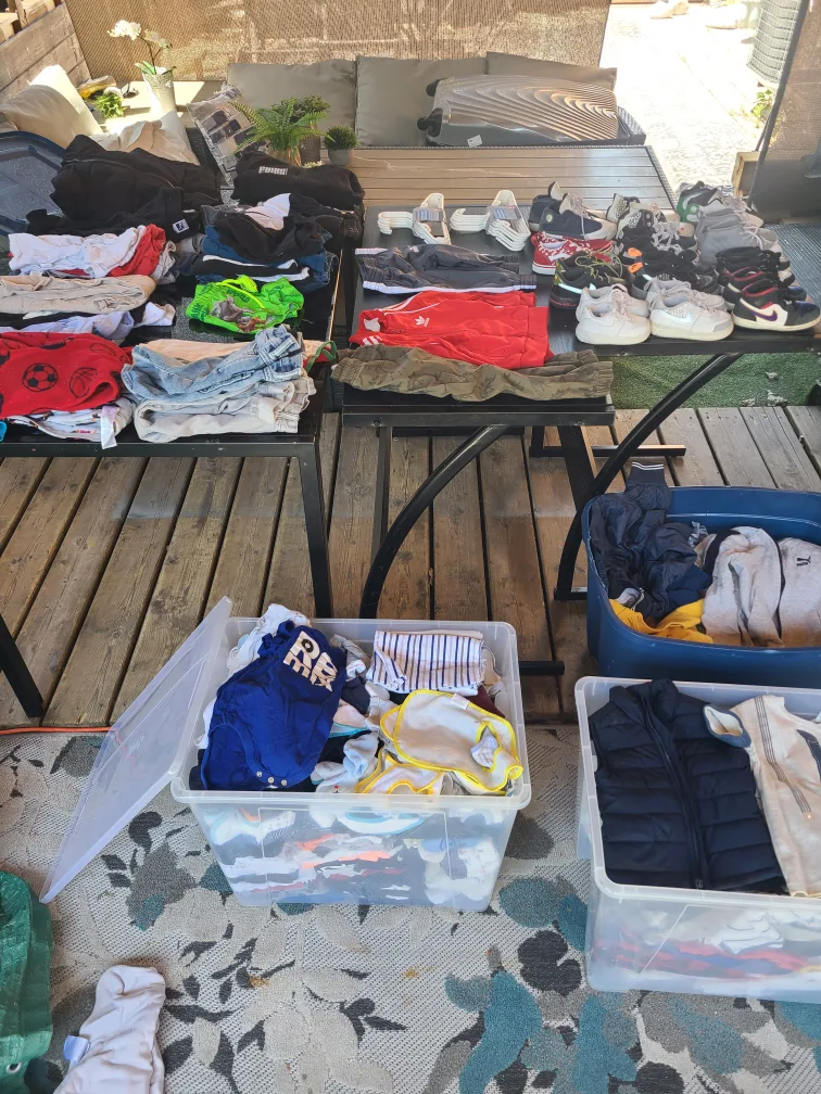 🇨🇦 baby clothing and shoes 1-4 yo - 3 boxes full - 50$ for all image indicator(2)