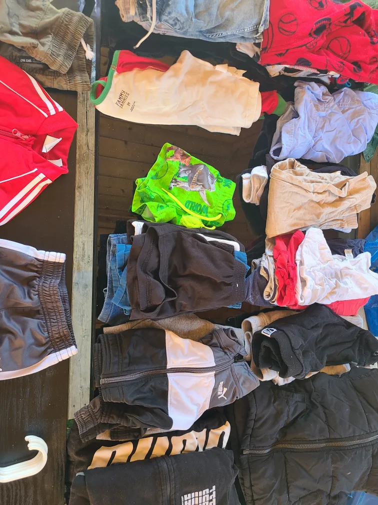 🇨🇦 baby clothing and shoes 1-4 yo - 3 boxes full - 50$ for all image indicator(6)