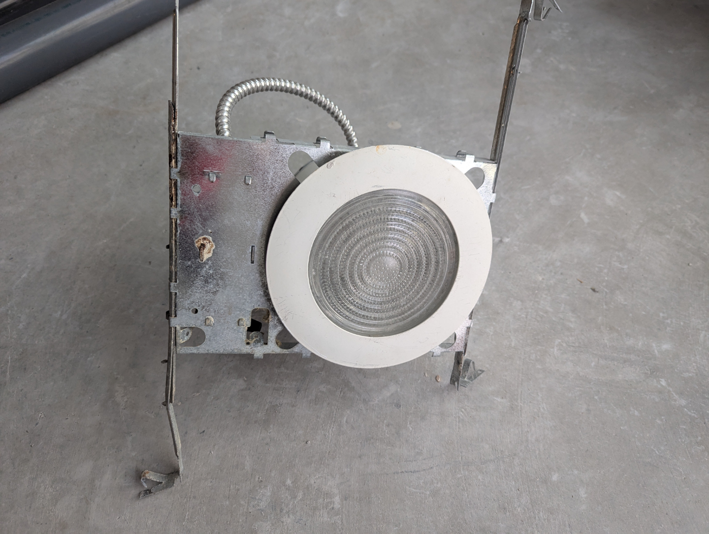 FREE pot light and heat lamp - photo 3