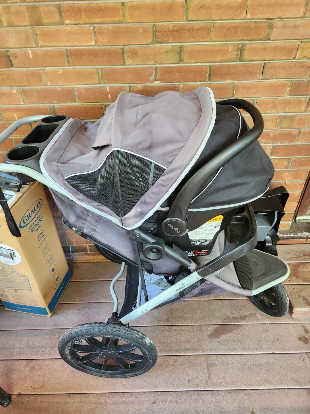 Graco SnugRide 35 Infant Car Seat and Jogging Stroller image indicator(2)