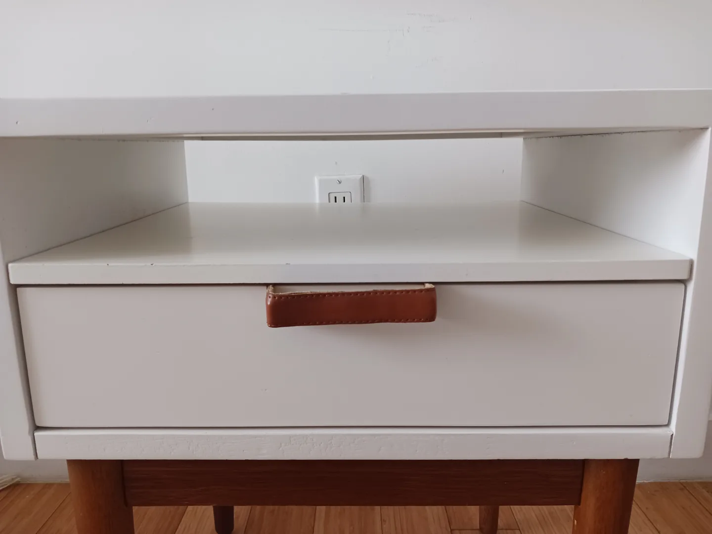 Mid Century White Nightstand with Drawer image indicator(3)