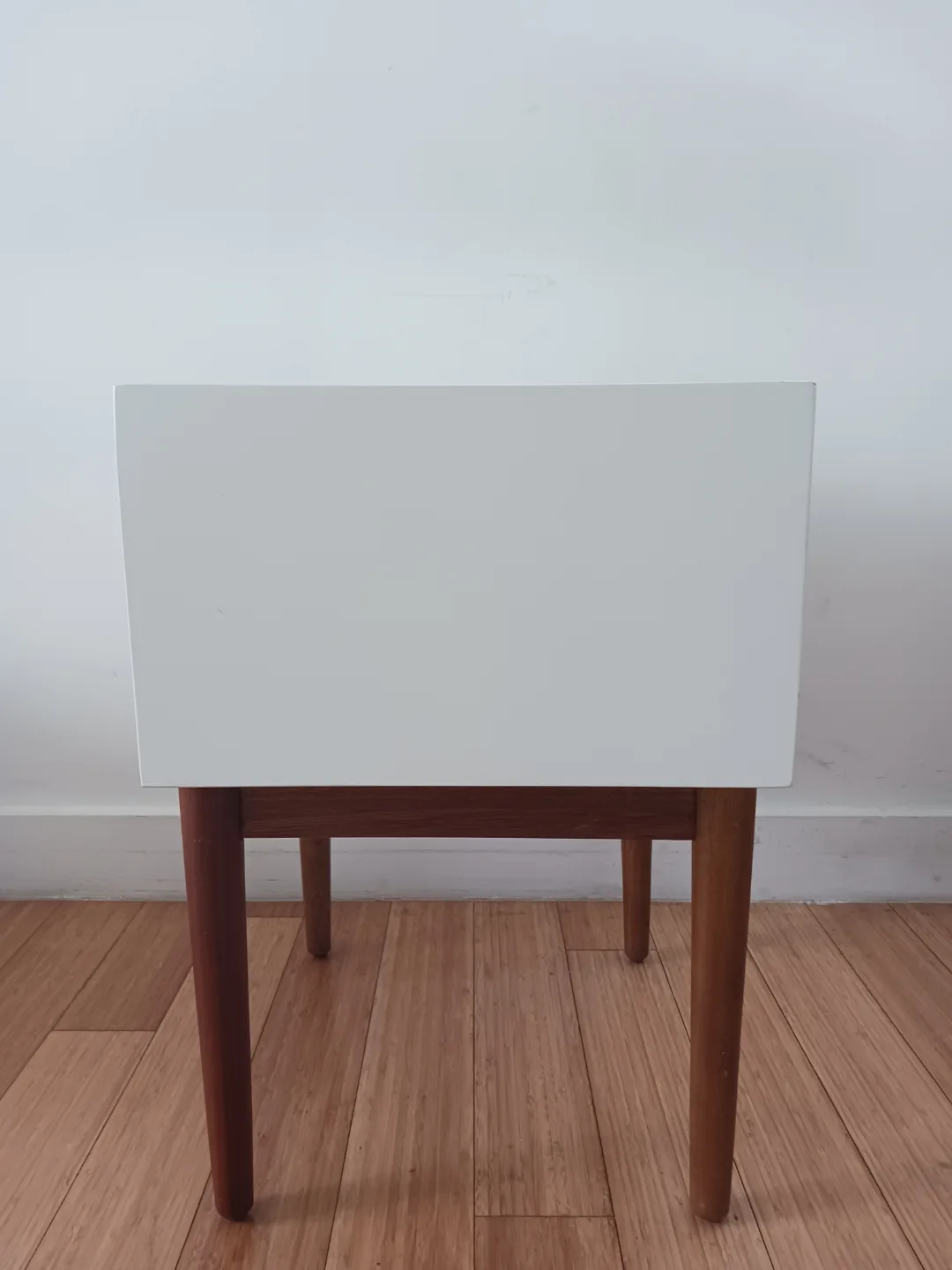 Mid Century White Nightstand with Drawer image indicator(6)