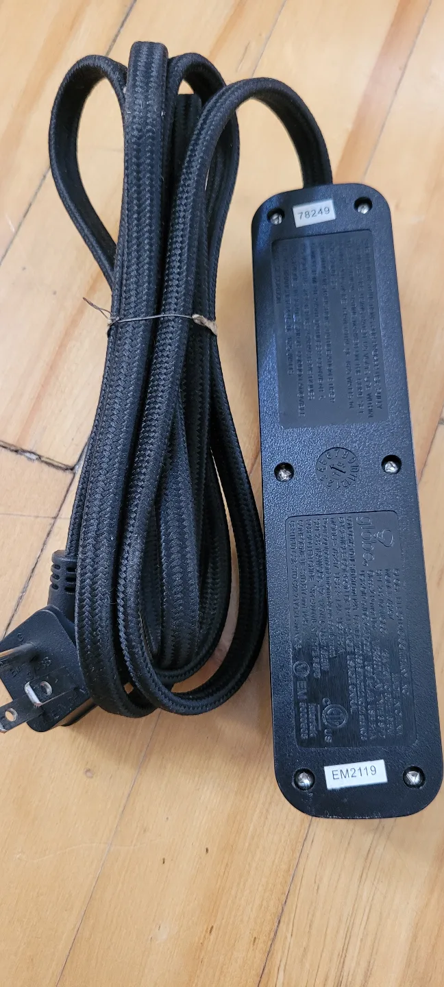 Globe Electric 6 Outlet Surge Protector  with 2 USB Ports image indicator(2)