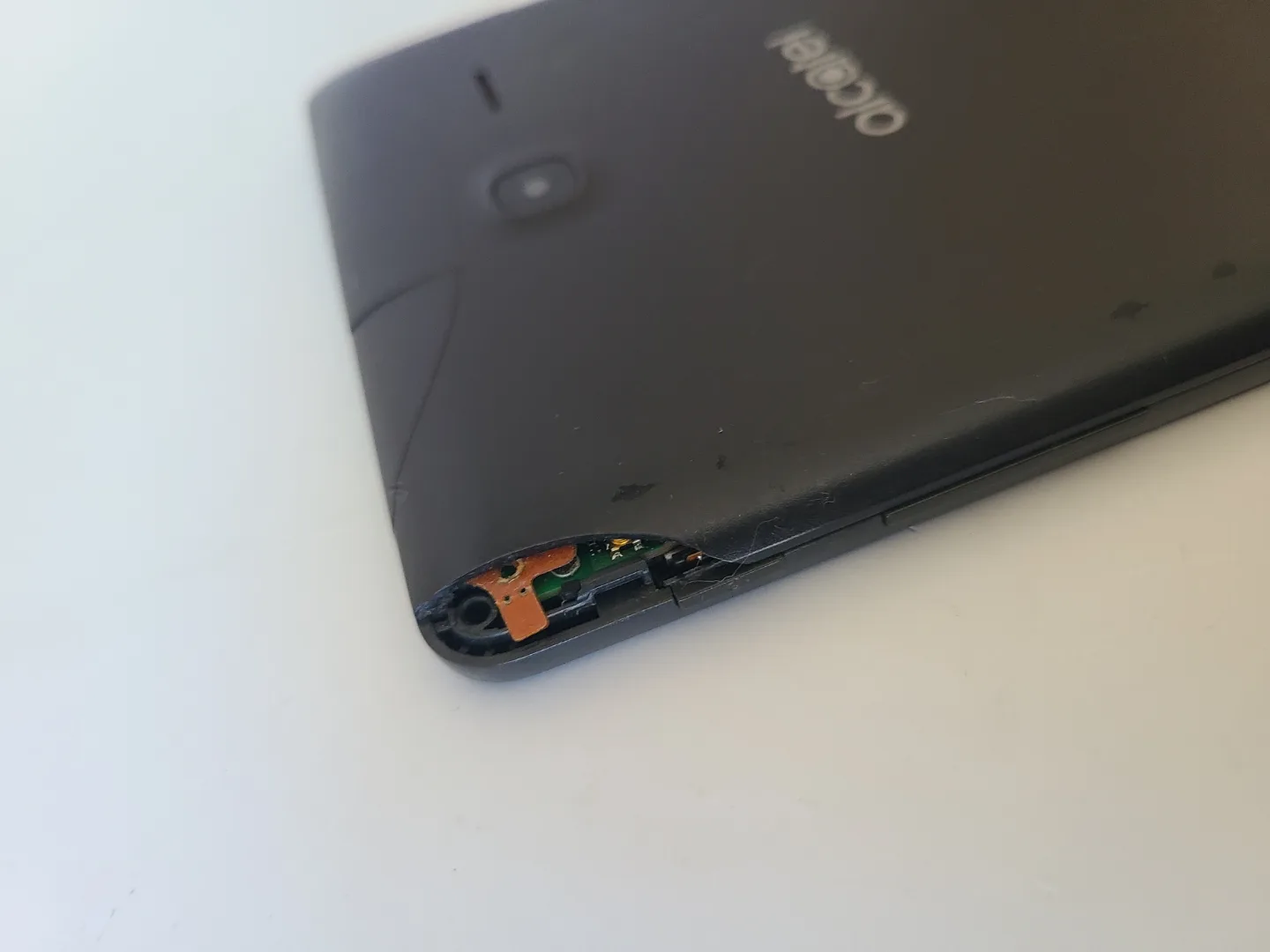 Alcatel 9015B 8GB Android Tablet Working – Cracked Back Corner image indicator(5)
