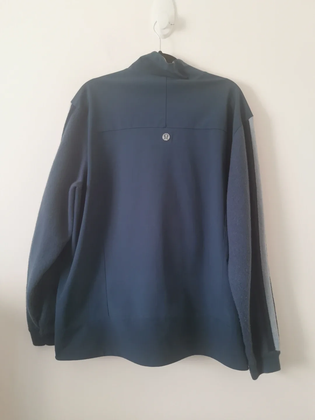 men's Lululemon large jacket image indicator(10)