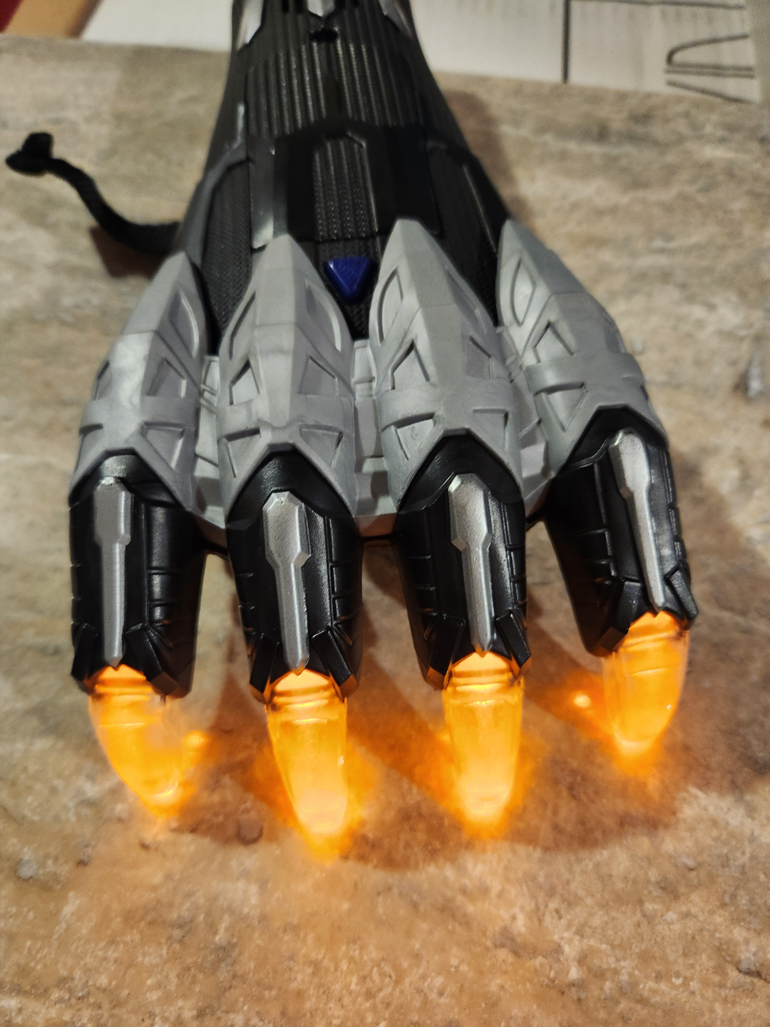 Black Panther Claws Light-Up Roleplay Toy - photo 3