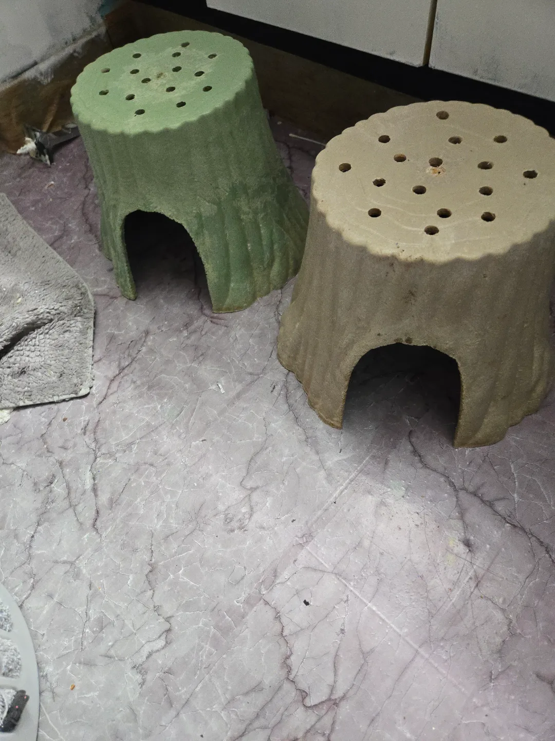 Two Plastic Tree Stump Stools image indicator(2)