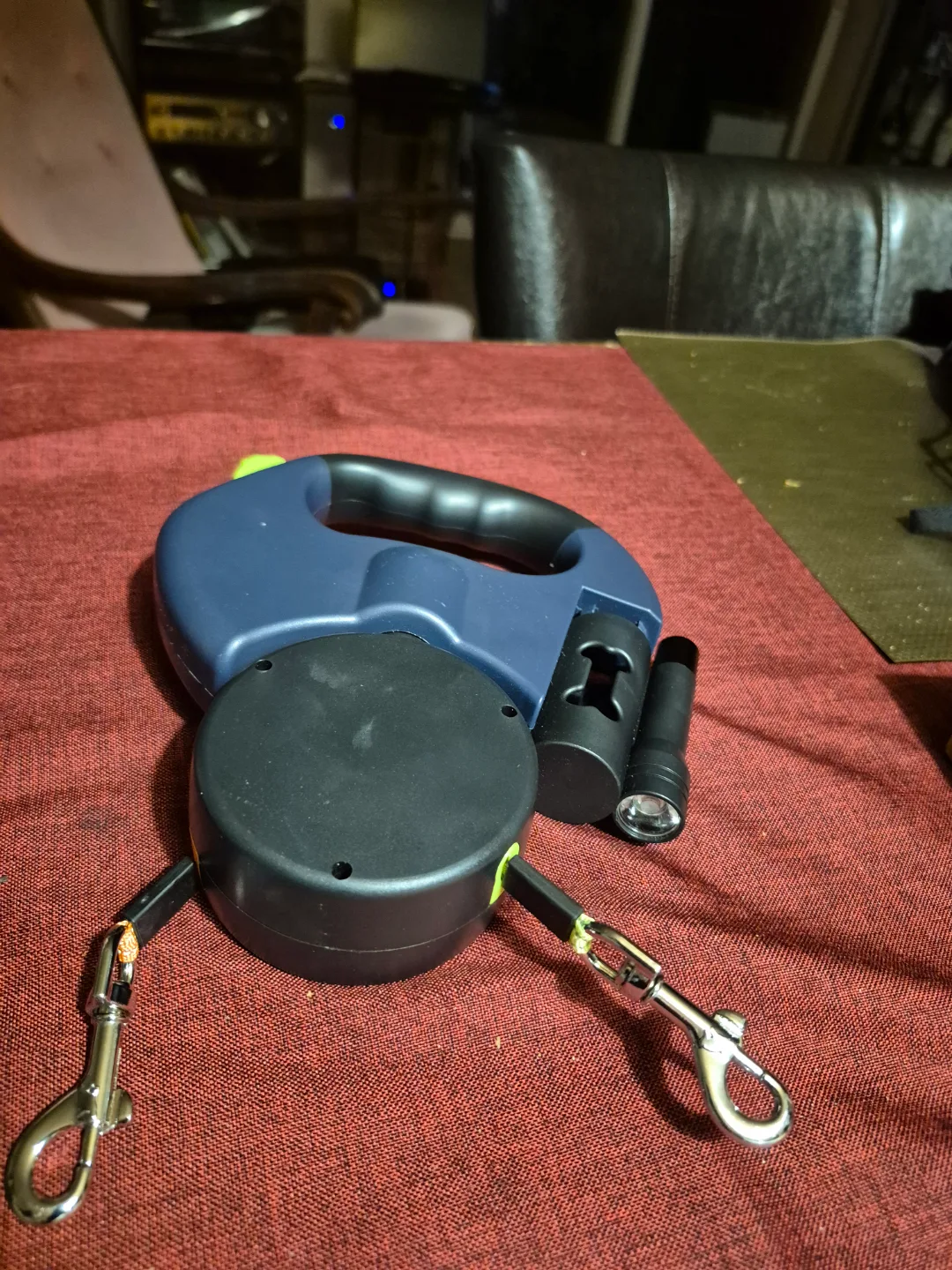 Double Retractable Dog Leash with Built-in LED Flashlight image indicator(4)