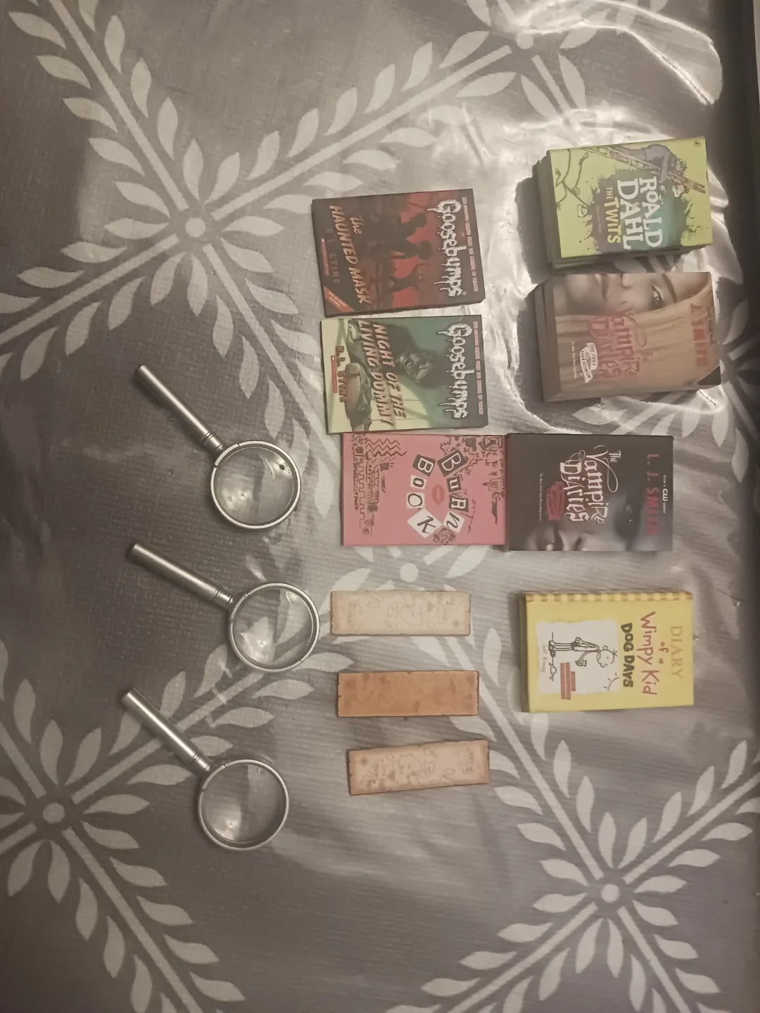 Lot of 8 Miniature Books + 3 Bookmarks thumbnail
