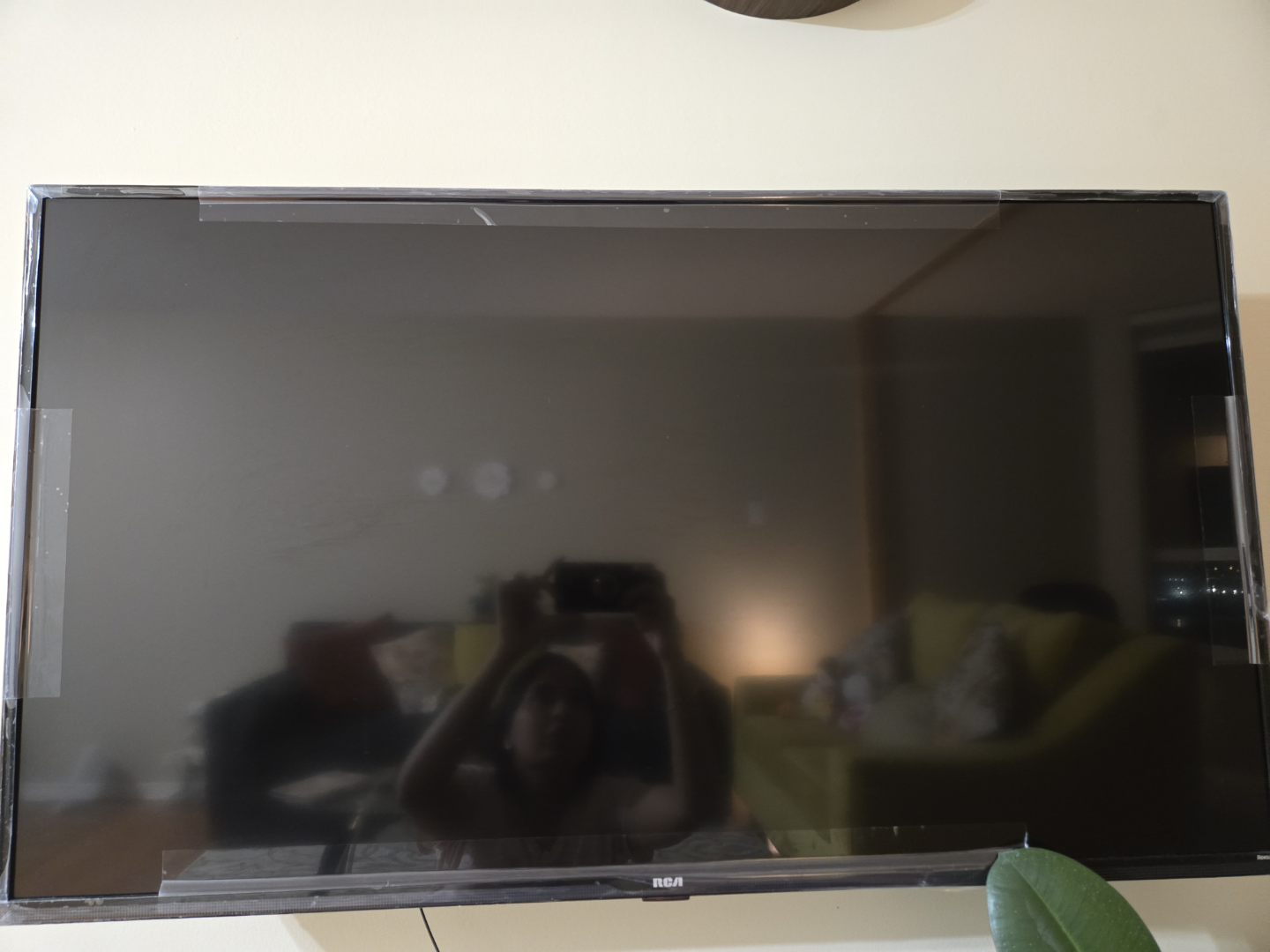 RCA 40" LED HDTV - photo 2