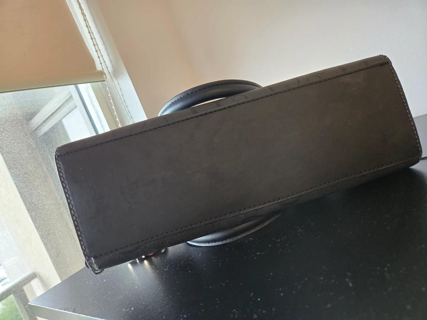 Gorgeous Guess black handbag image indicator(4)