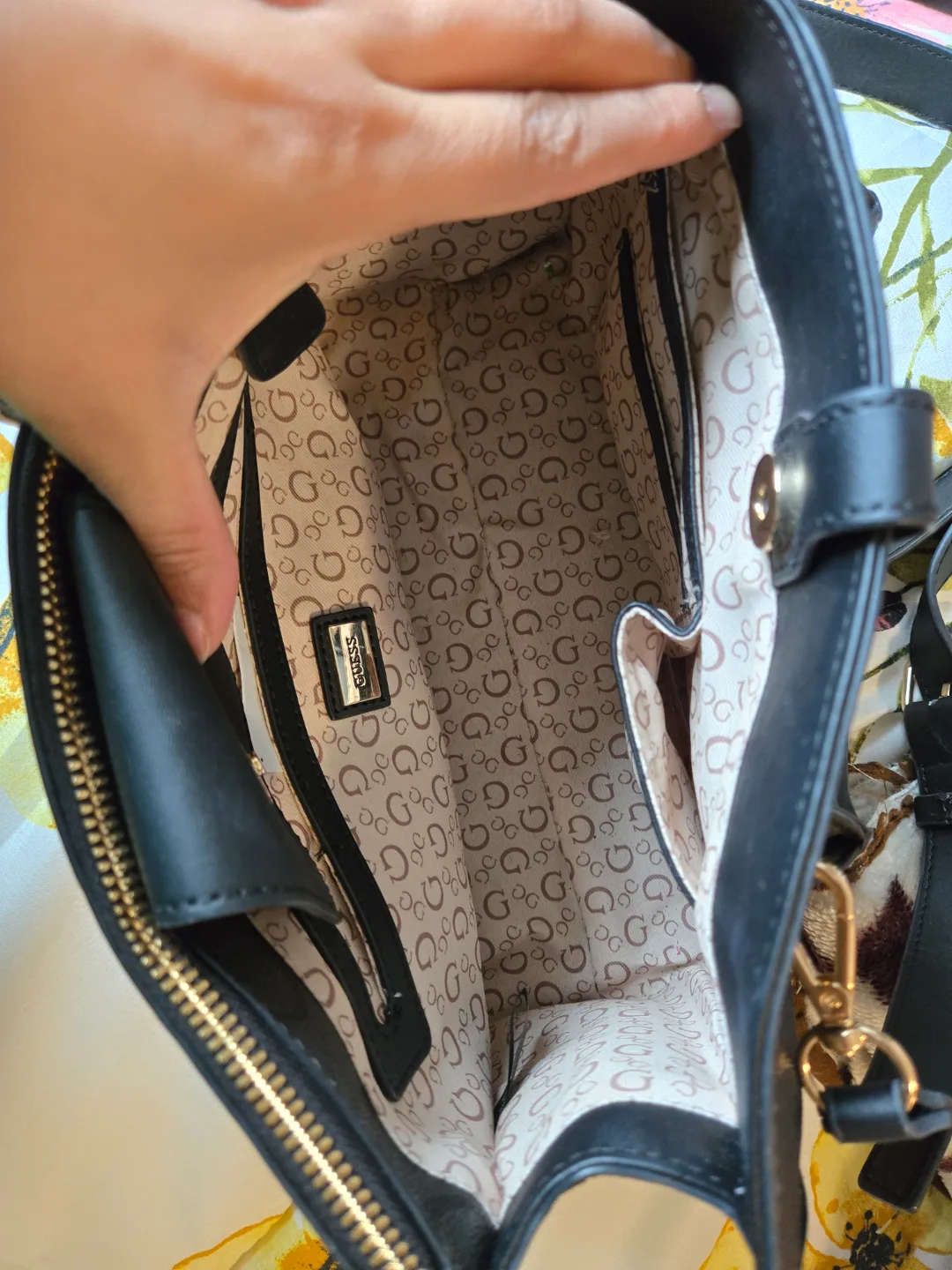 Gorgeous Guess black handbag image indicator(5)