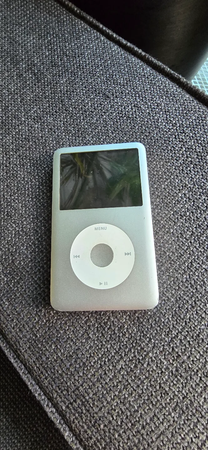 iPod Classic 80GB - Silver FOR PARTS ONLY thumbnail