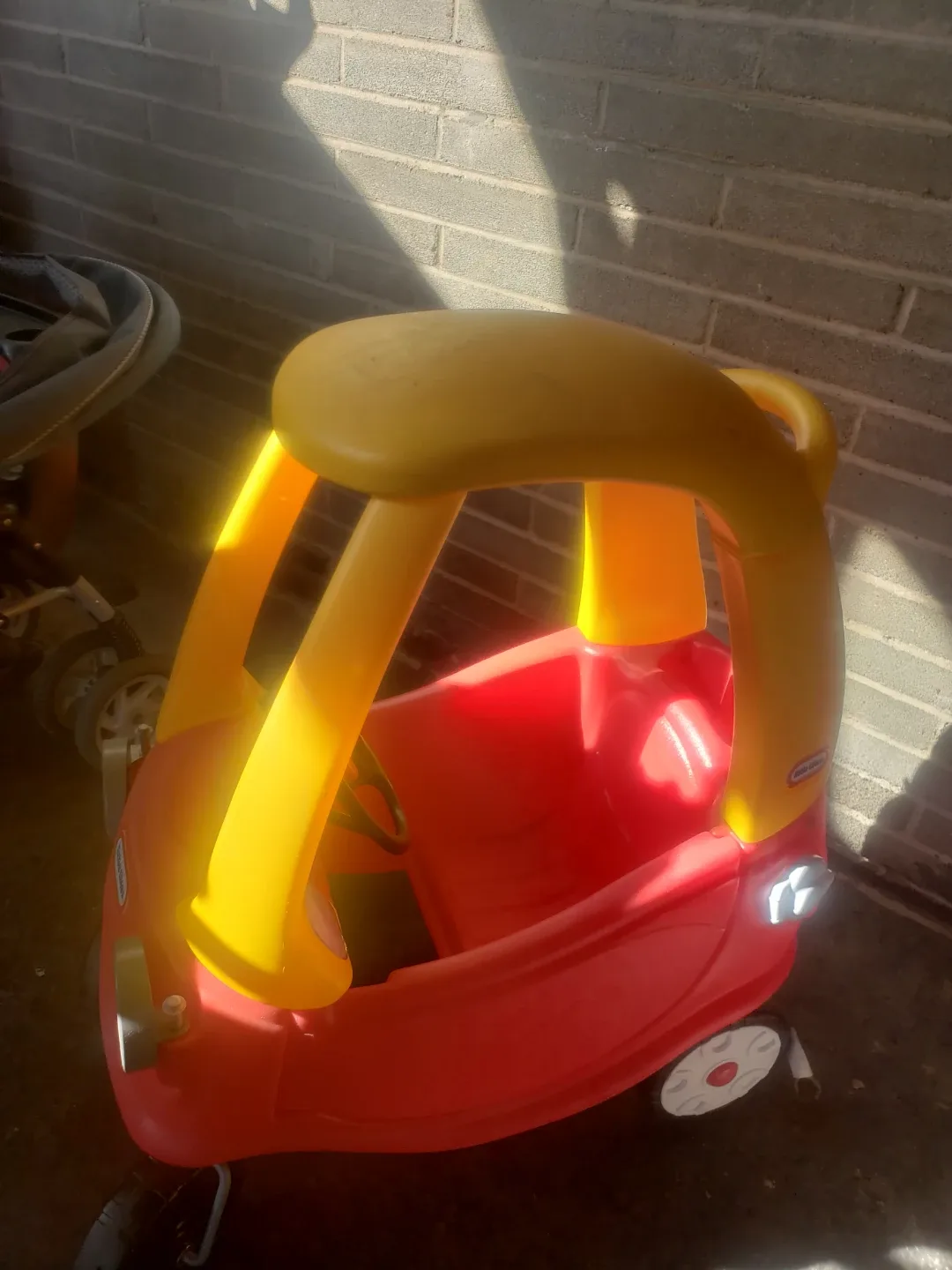 Little Tikes Cozy Coupe Ride-On Toy image indicator(7)