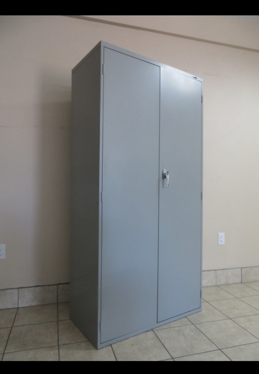 Metal Storage Cabinet, Lock and Key (Adjustable Shelving)