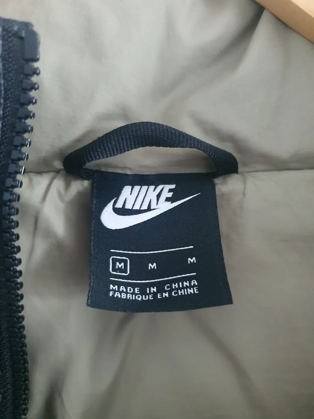 Nike Women's Size Medium Black Puffer Jacket image indicator(2)