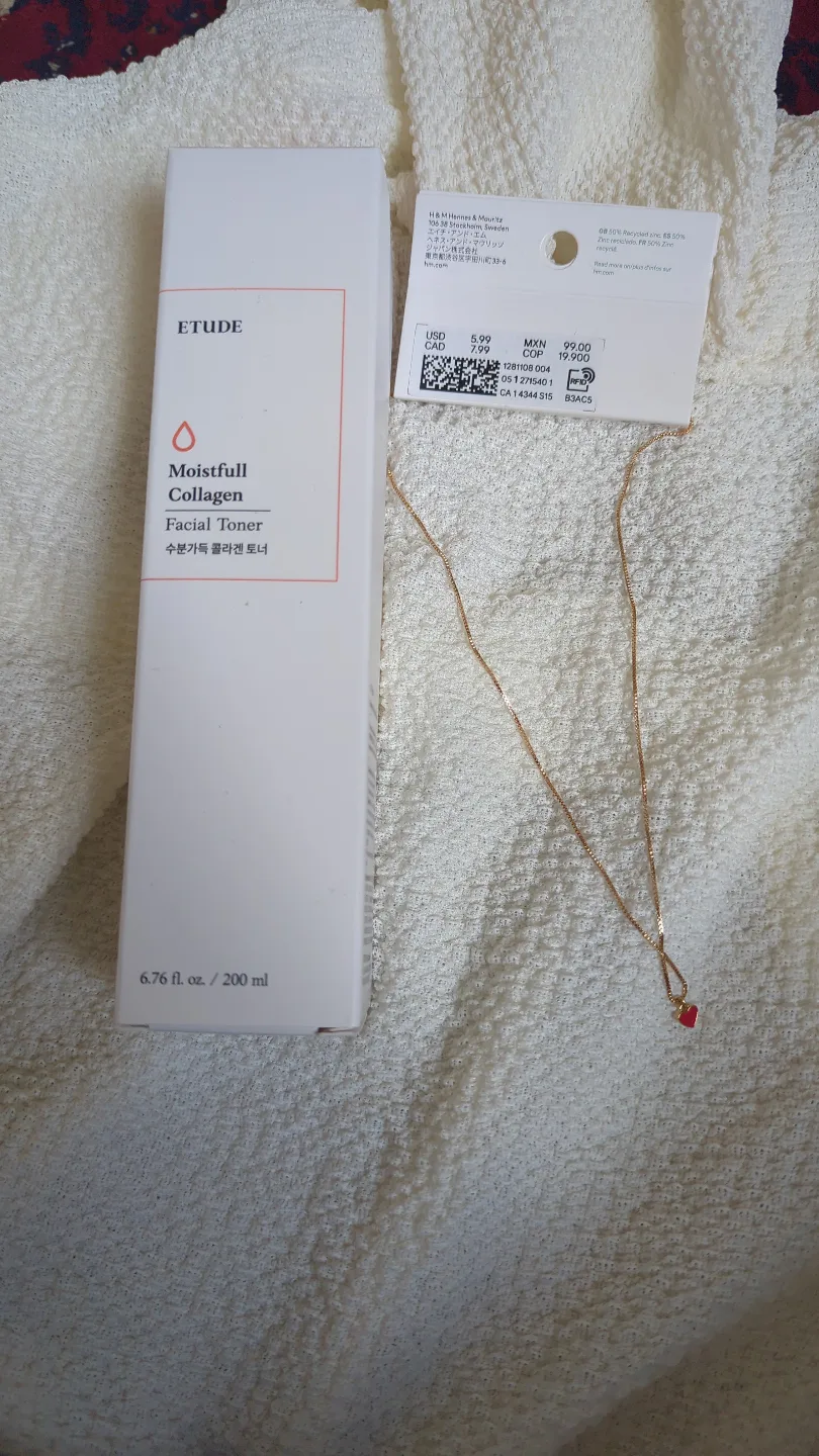 ETUDE Moistfull Collagen Facial Toner & Gold Necklace thumbnail
