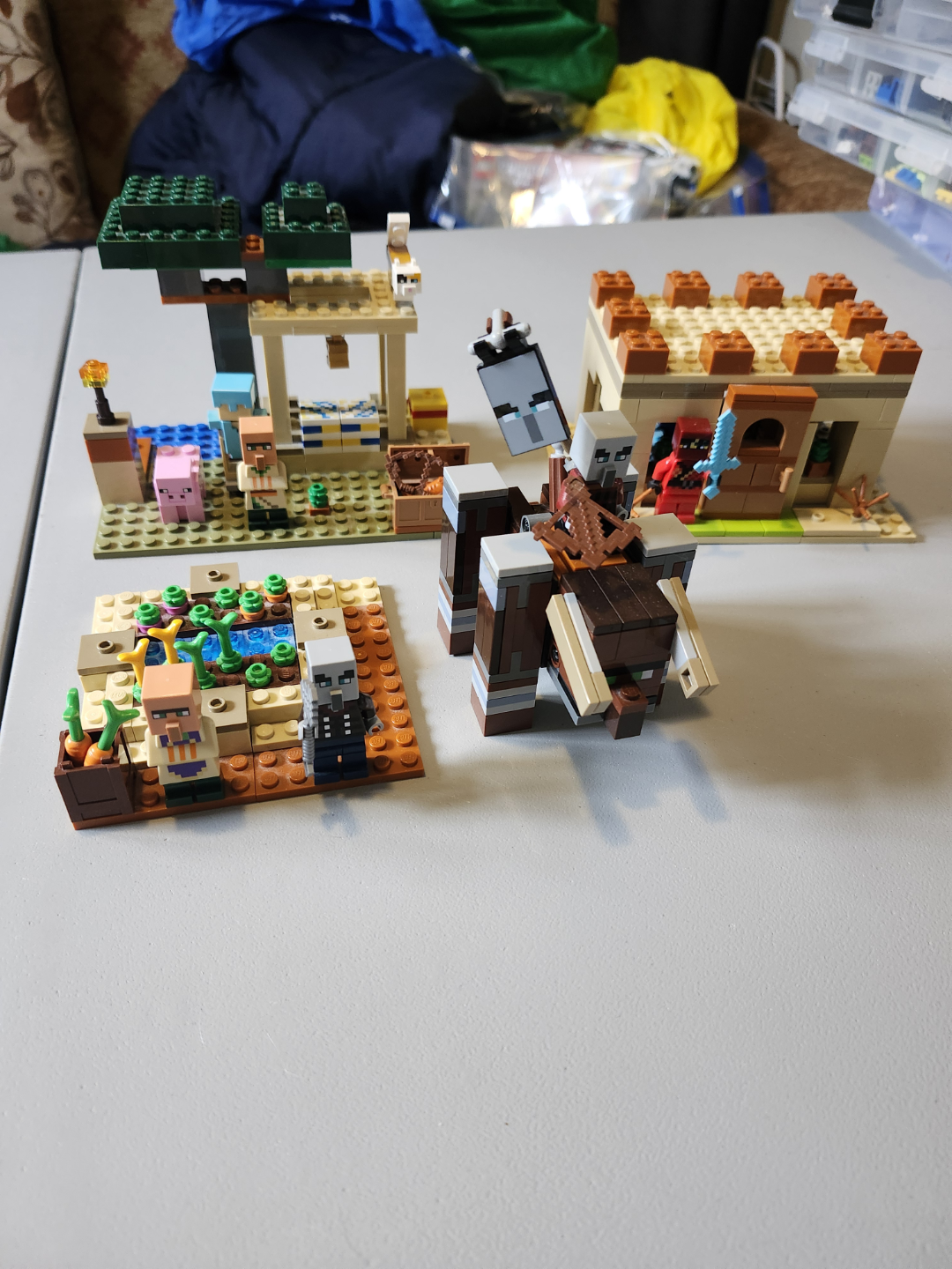 LEGO Minecraft The illager Raid  21160 - photo 2