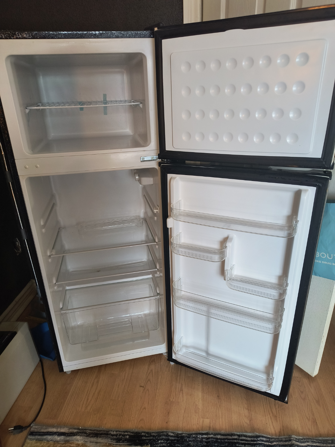 Frigidaire Top Freezer Refrigerator - photo 2