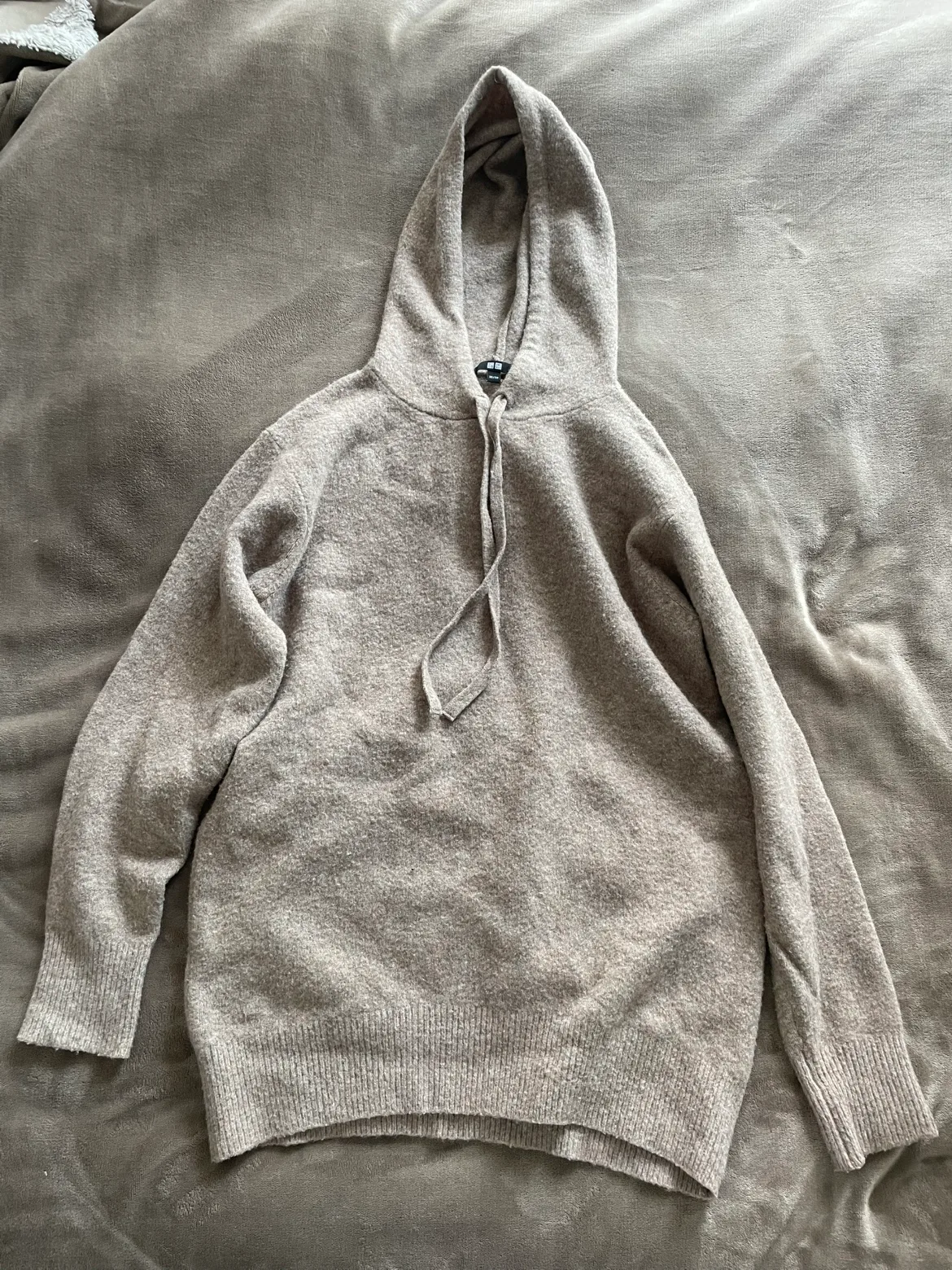 Uniqlo Hoodie thumbnail