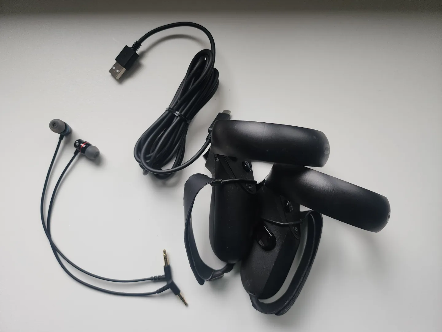 Oculus Quest 1 VR Headset and Controllers image indicator(7)