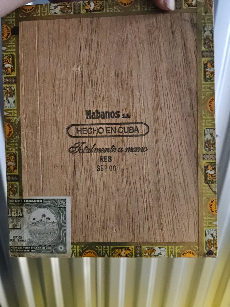 Vintage Romeo y Julieta Cigar Box from Havana, Cuba 🏒 image indicator(2)