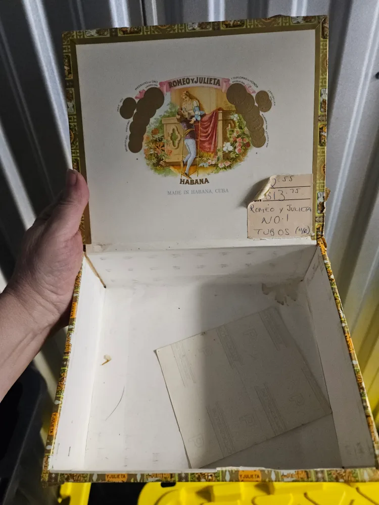 Vintage Romeo y Julieta Cigar Box from Havana, Cuba 🏒 image indicator(3)