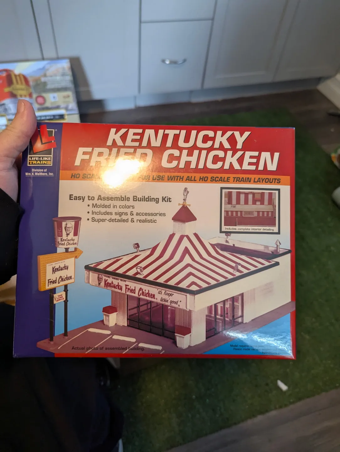 Kentucky Fried Chicken HO Scale Model Kit + Bonus Green Moss image indicator(2)