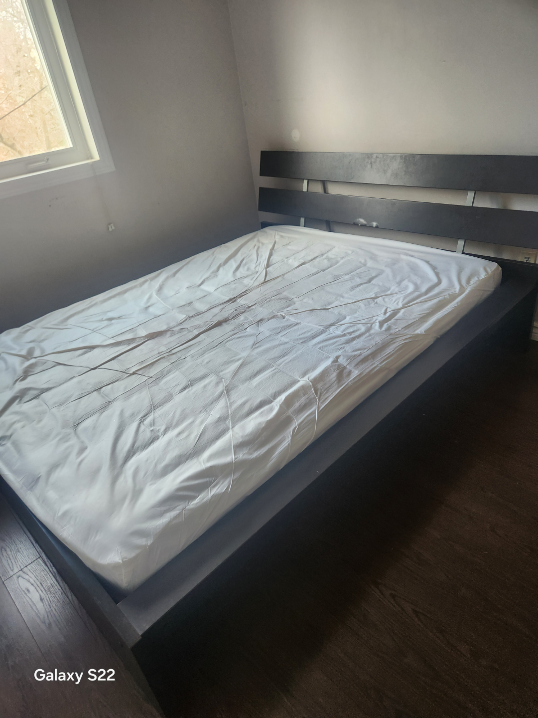 Queen-size platform bed frame and mattress - photo 2