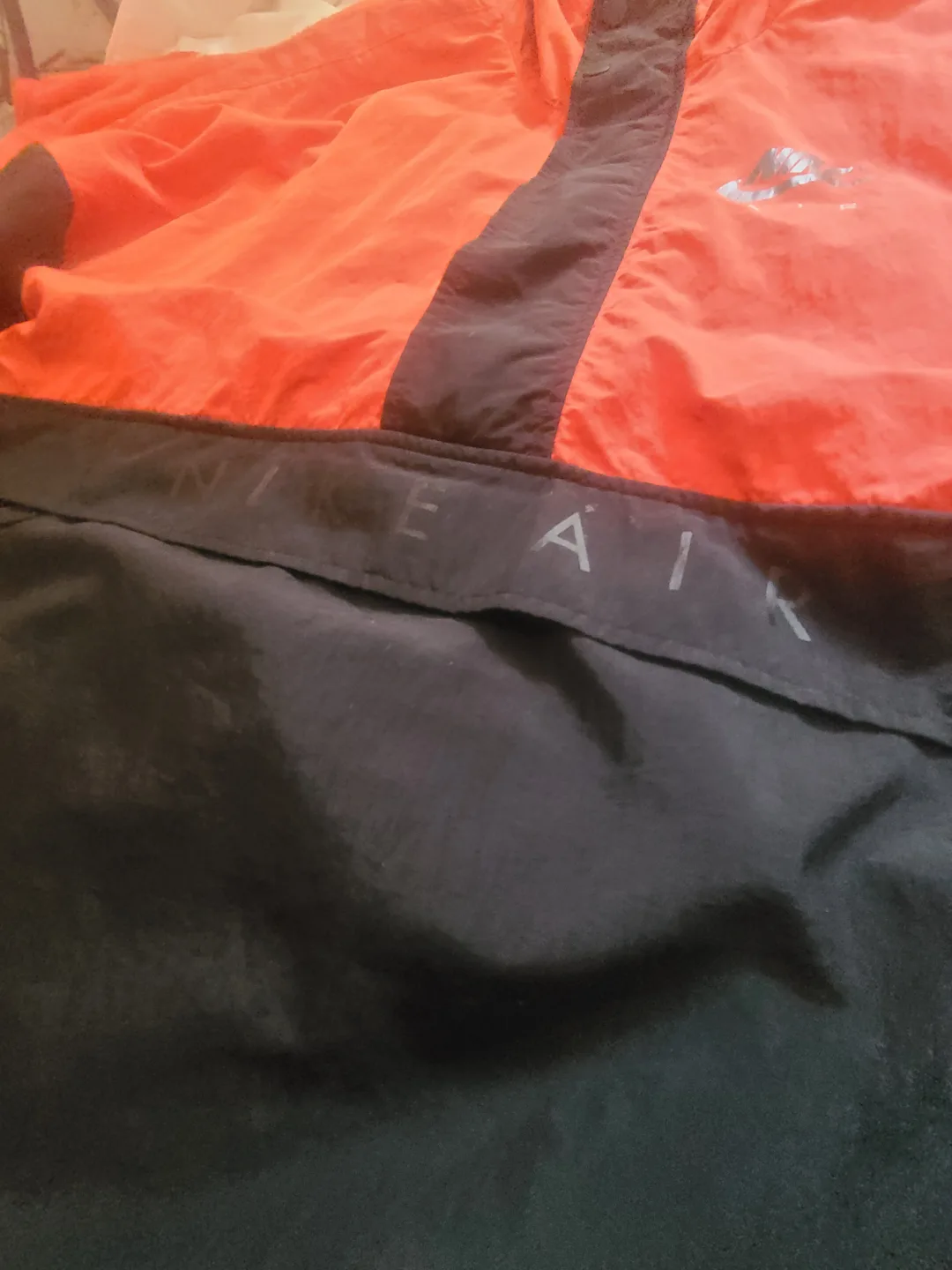 Nike Air Max Kengur Sivo Crveni Red and Black Windbreaker image indicator(3)