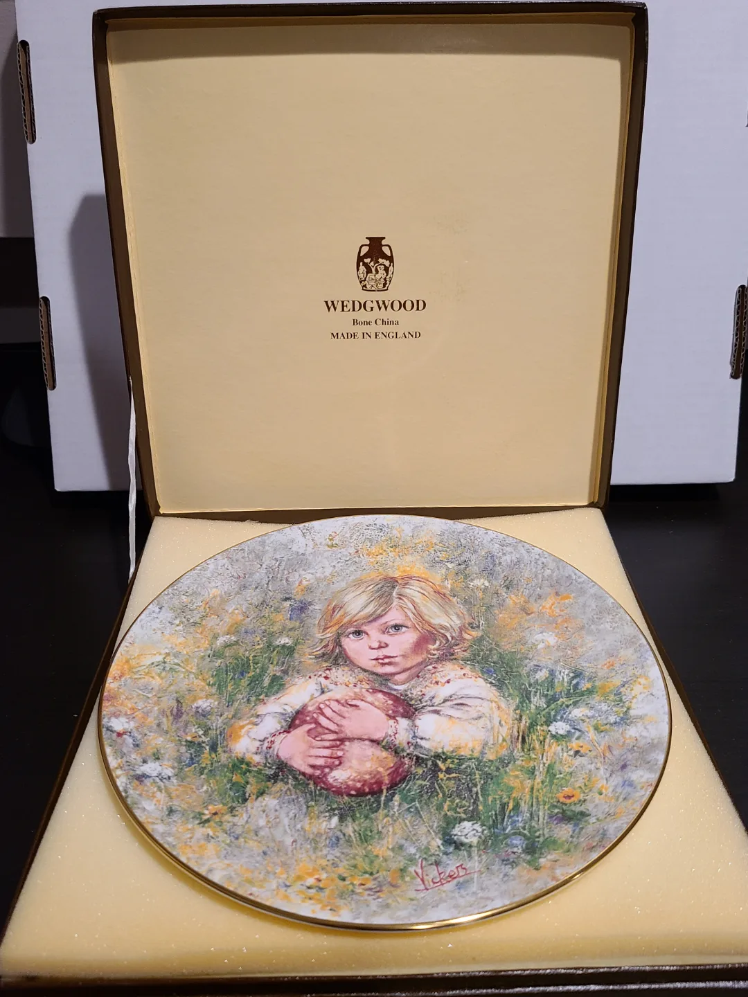 Wedgwood Collector Plate Vickers "Innocence"1977 thumbnail