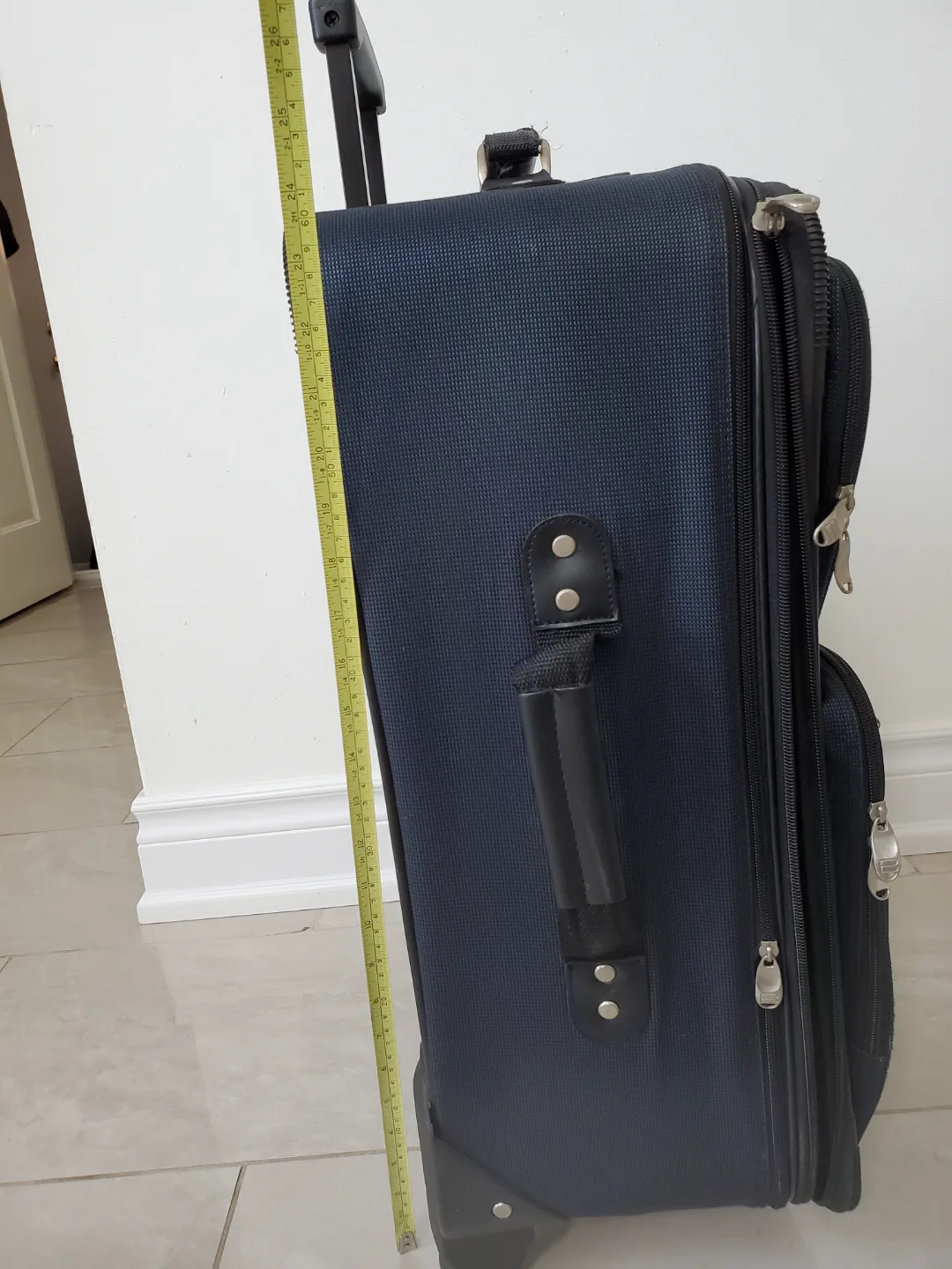 Protégé Expandable Rolling Suitcase image indicator(6)