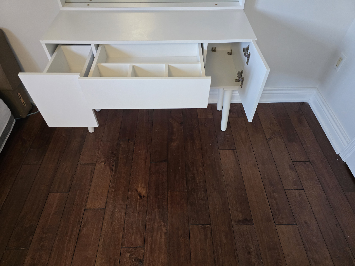 White Vanity Desk with Mirror and Drawers - photo 4