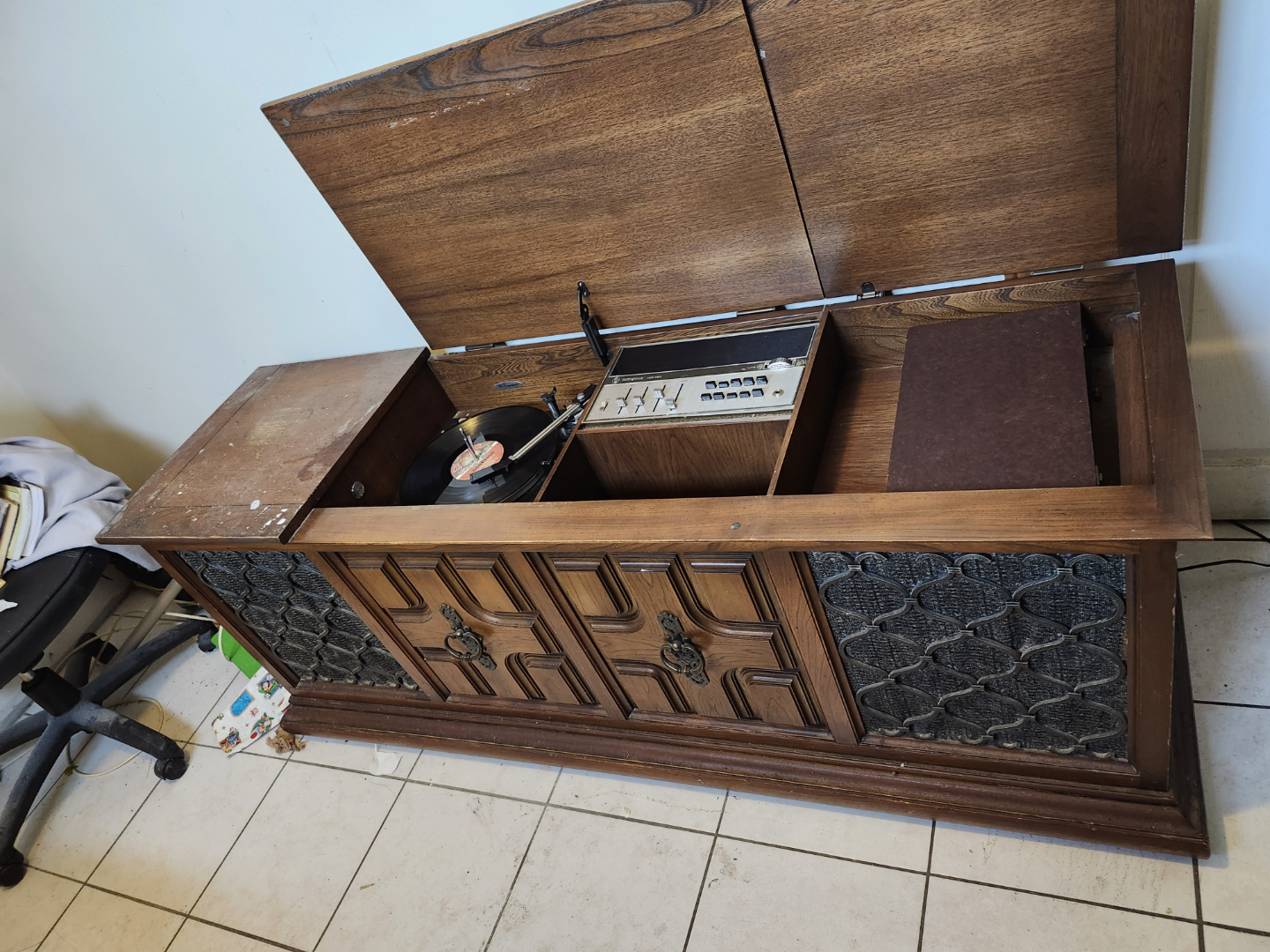 Vintage Console Stereo with Record Player - photo 3