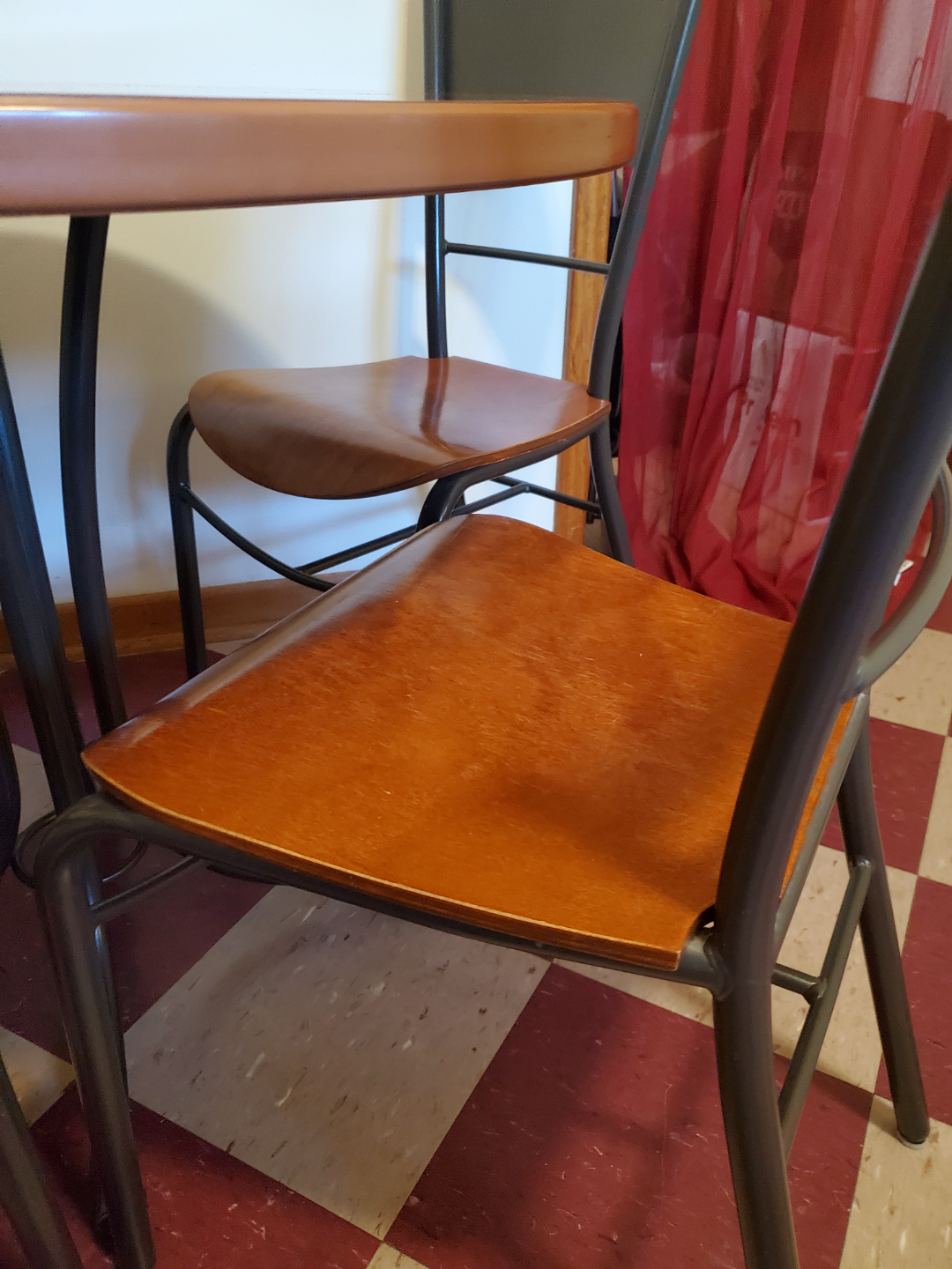Round kitchen table and four chairs - photo 2