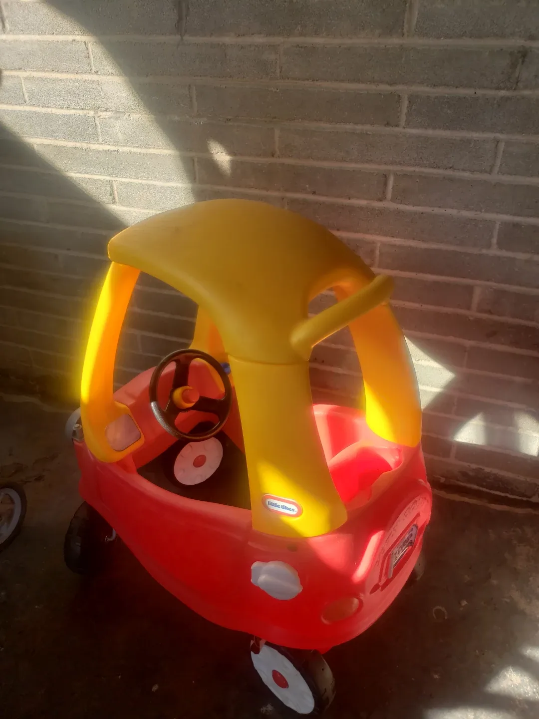 Little Tikes Cozy Coupe Ride-On Toy image indicator(8)