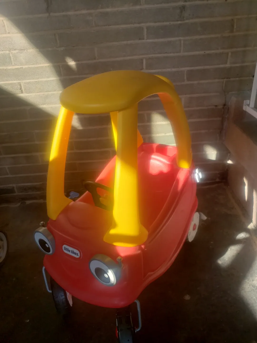 Little Tikes Cozy Coupe Ride-On Toy image indicator(6)