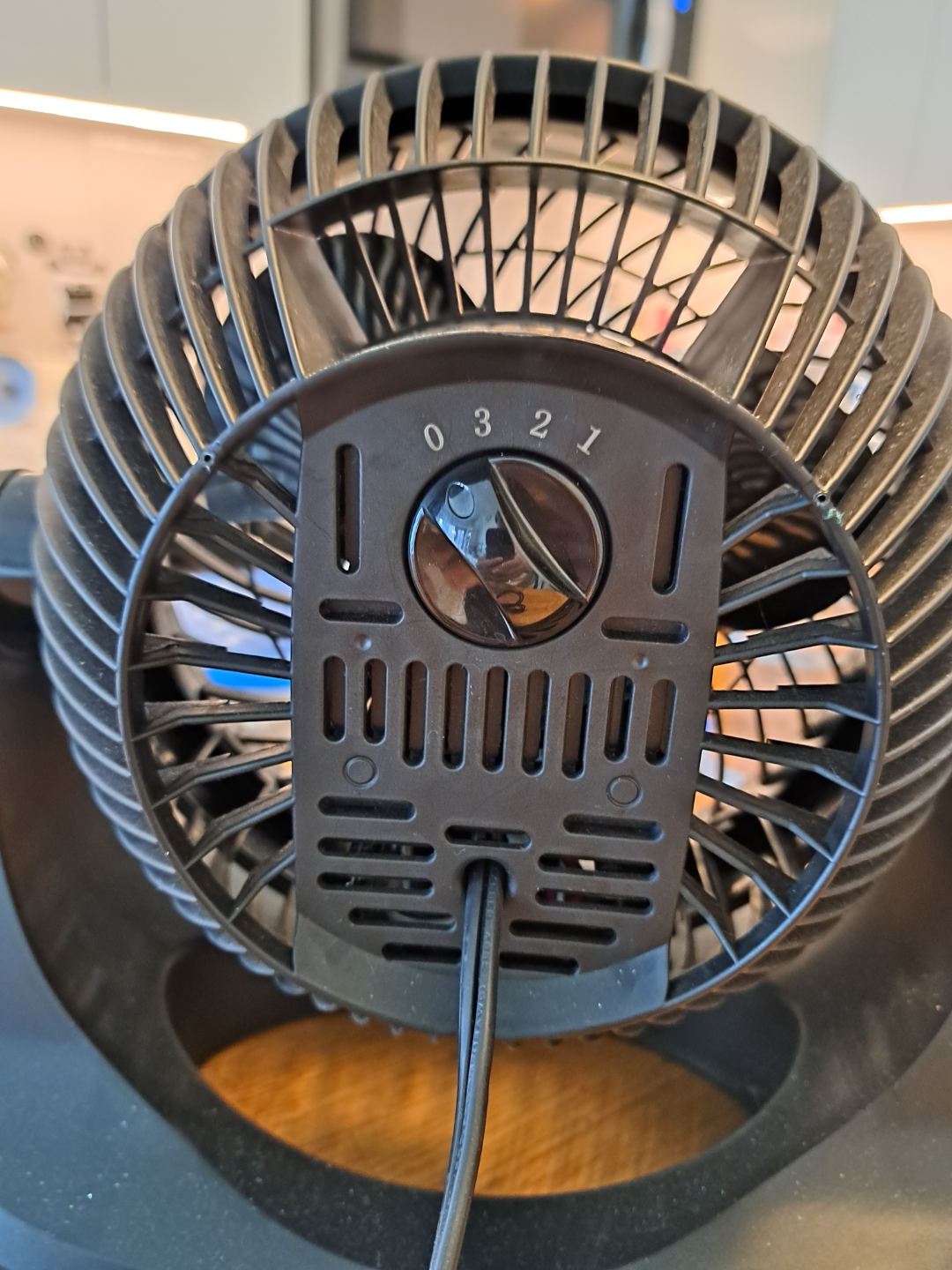 Amazon Basics 3-Speed Desk Fan - photo 2