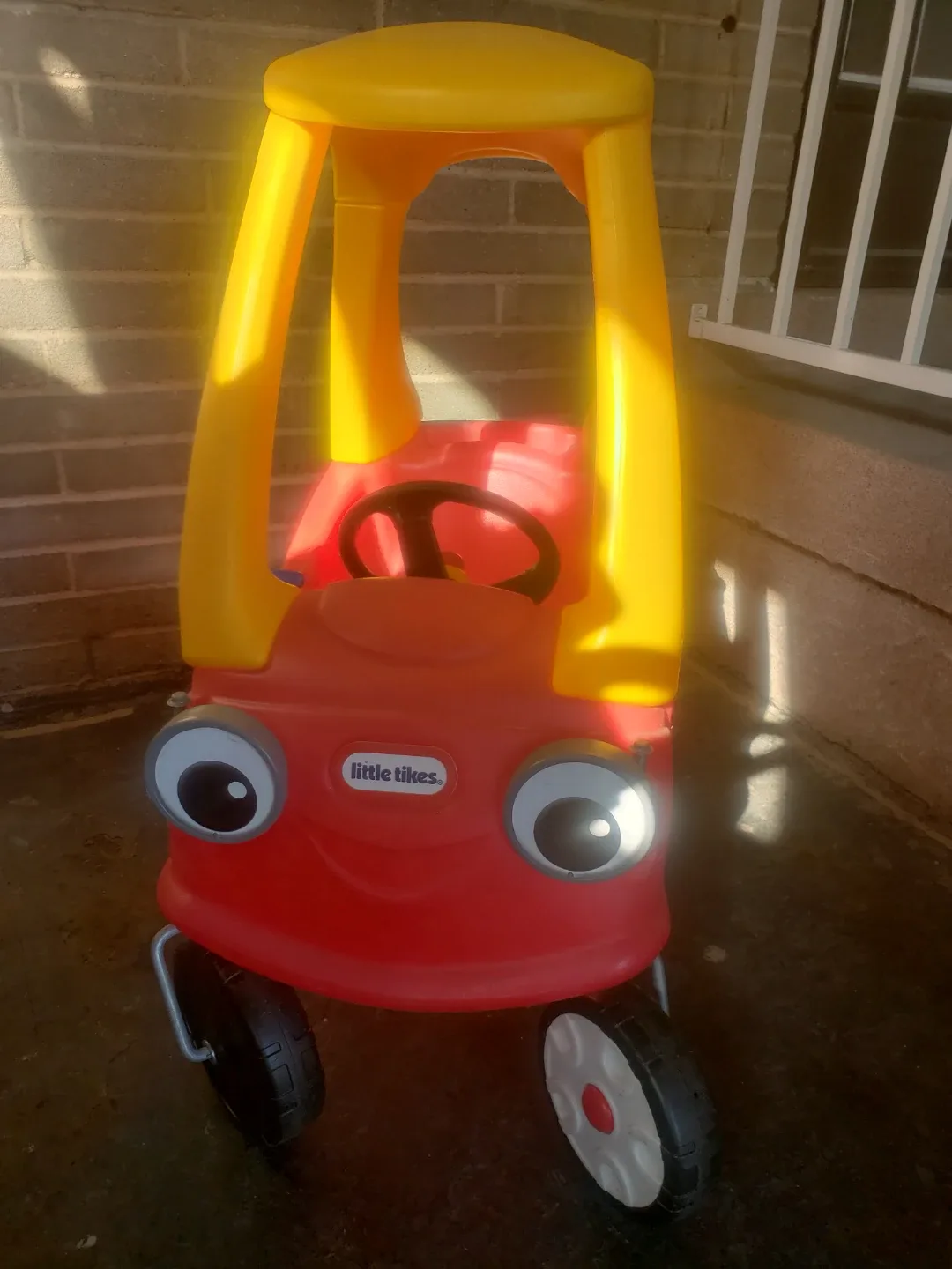 Little Tikes Cozy Coupe Ride-On Toy image indicator(5)