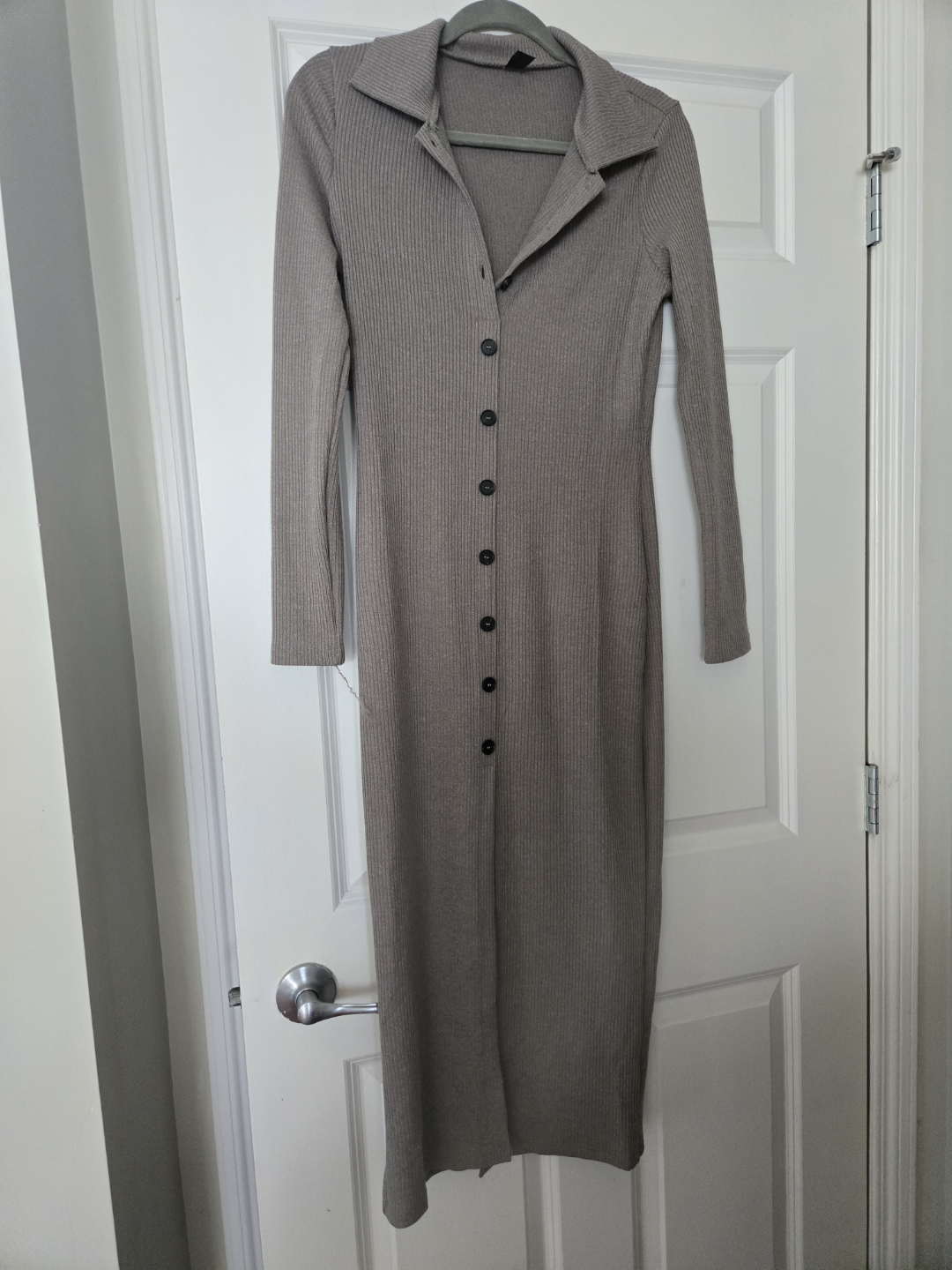 Long-sleeved ribbed knit button-up midi dress