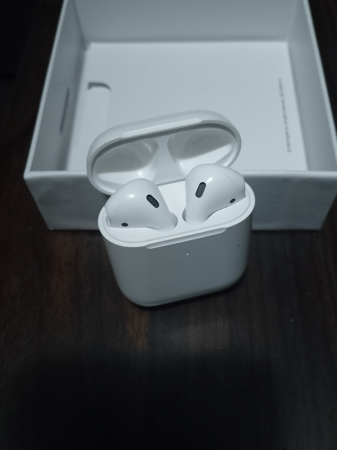 AirPods 2 with Wireless Charging Case