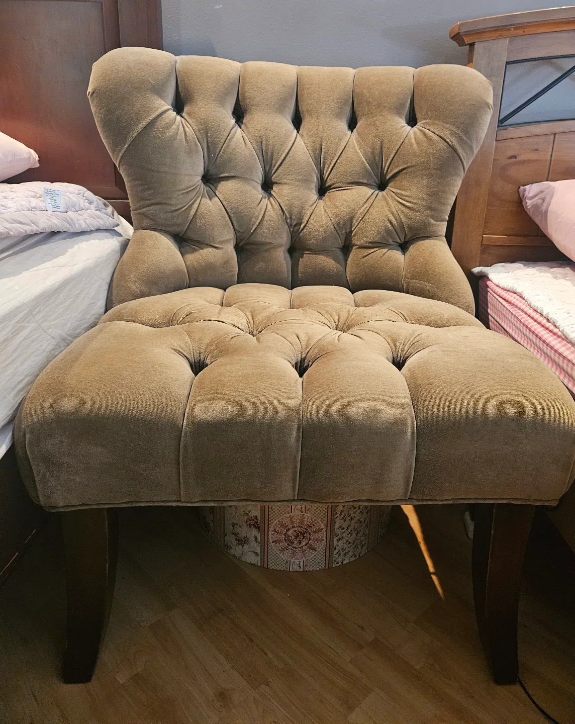 Taupe Velvet Tufted Accent Chair thumbnail