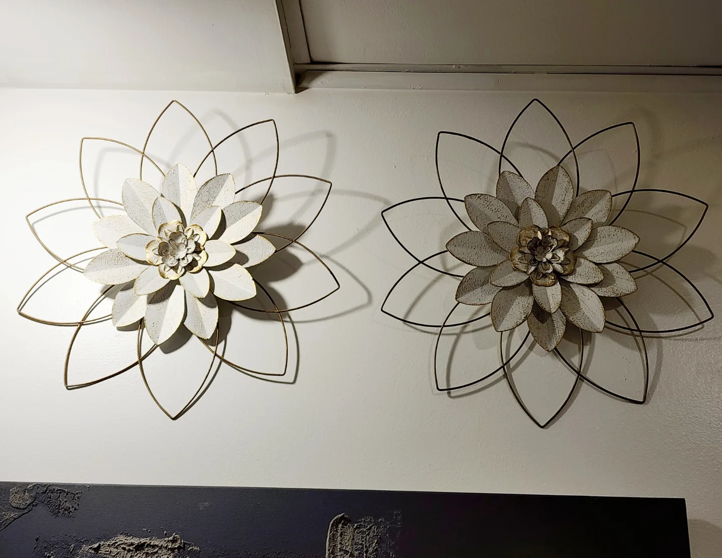 Set of 2 metal flower wall decor thumbnail