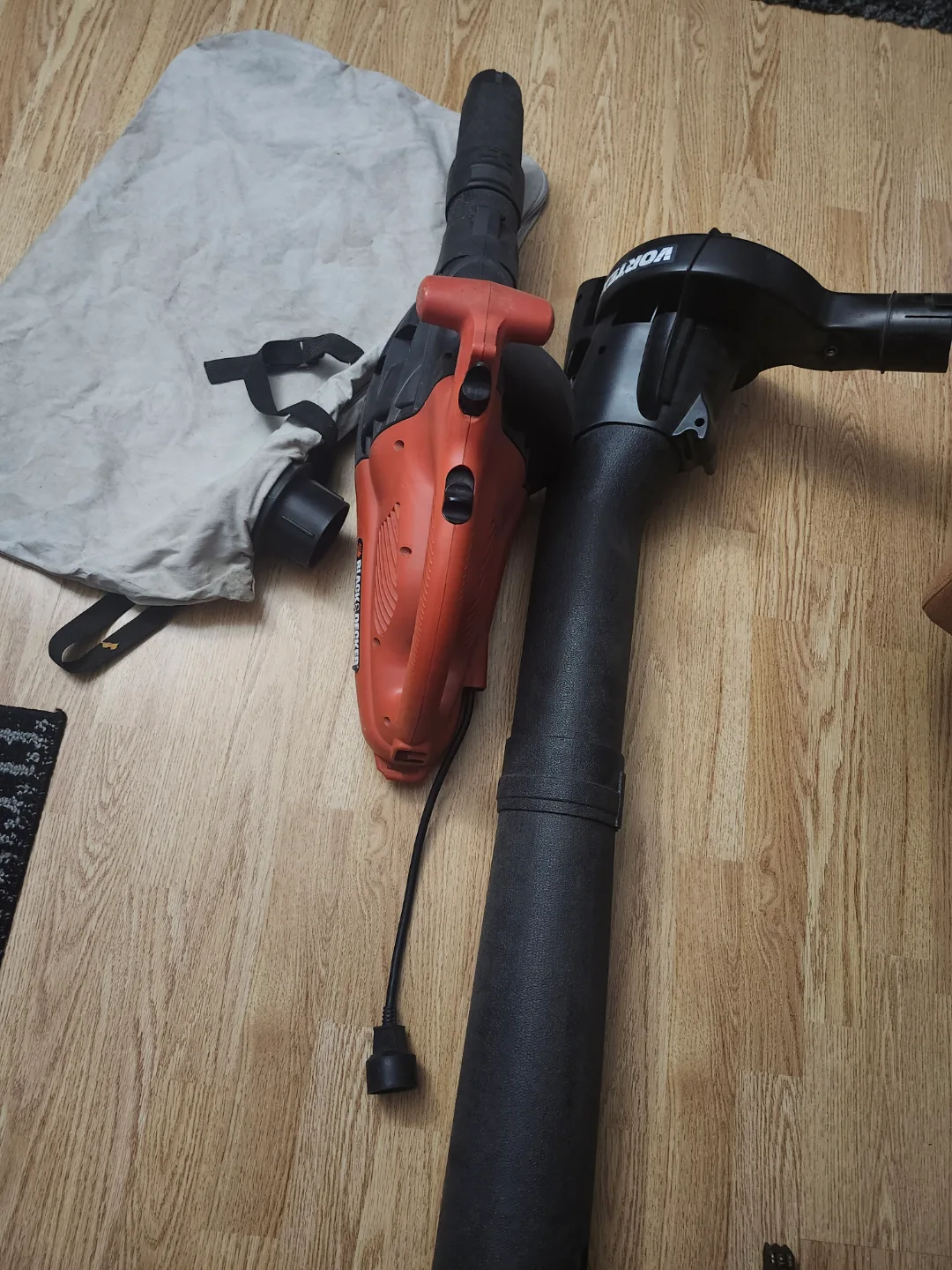 Black & Decker Electric Leaf Blower / Vaccum thumbnail