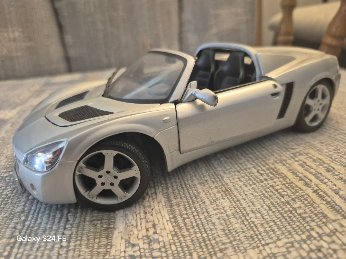 Opel Speedster 1:18 Scale Model Car thumbnail